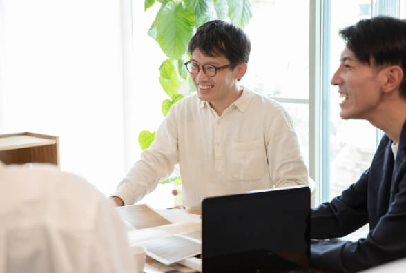 打ち合わせする男性スタッフ