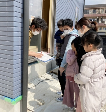 説明を受ける家族