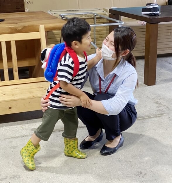 子供と女性スタッフ
