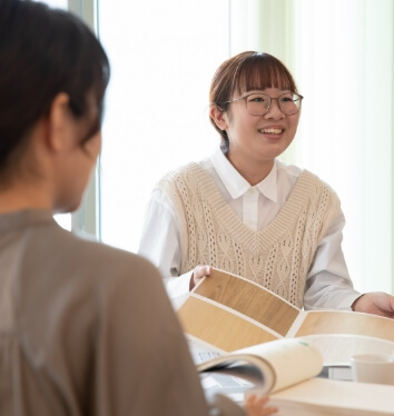 打ち合わせする女性スタッフ