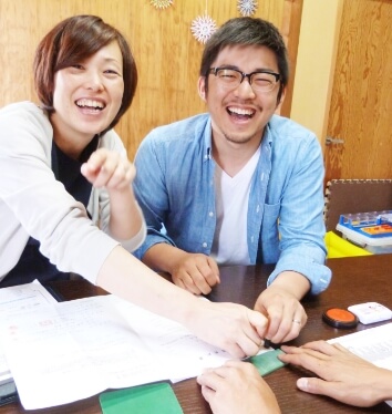 契約する夫婦