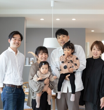 家族とスタッフの集合写真