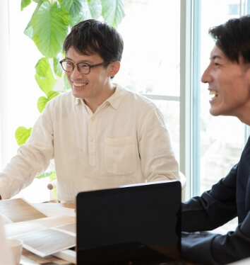 打ち合わせする男性スタッフ