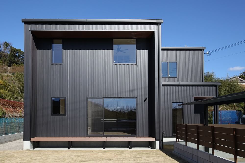 ネイビーカラーのガルバリウム鋼板の平屋