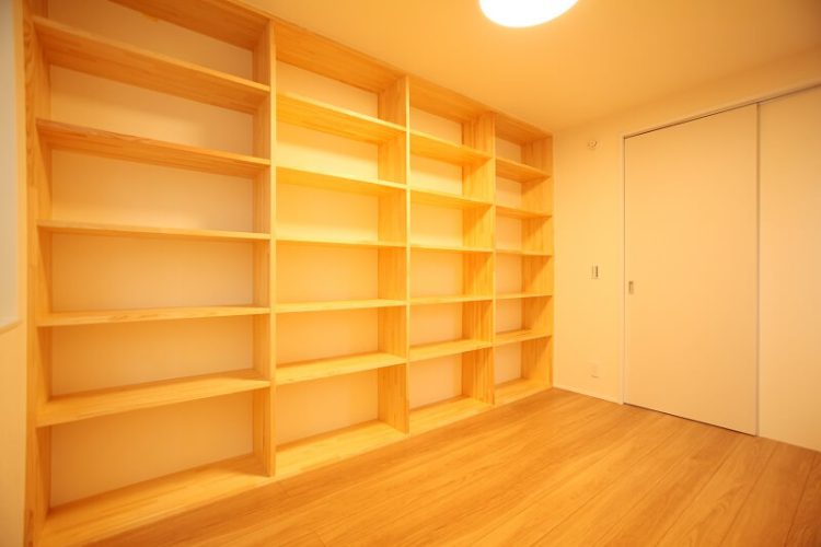 蔵書を収める造作本棚のある平屋