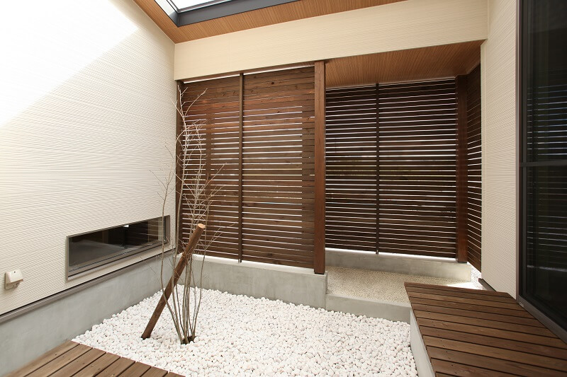 ネイビーカラーのガルバリウム鋼板の平屋