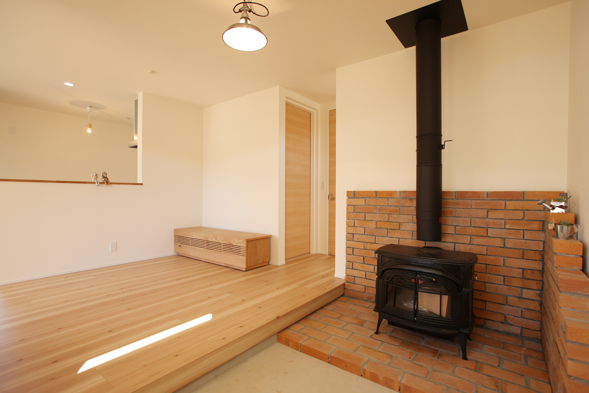 ネイビーカラーのガルバリウム鋼板の平屋