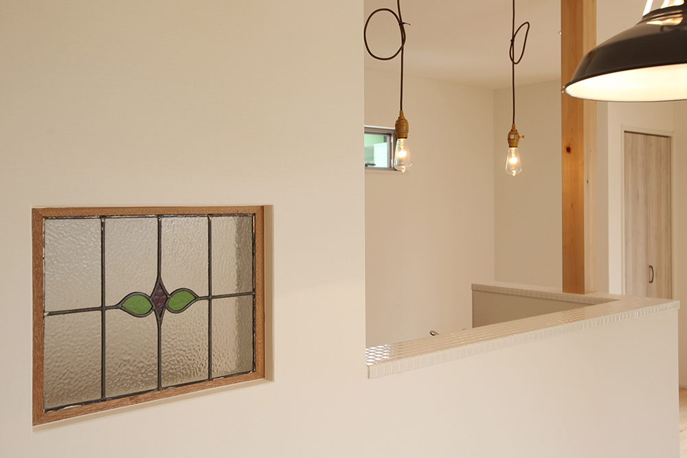 ネイビーカラーのガルバリウム鋼板の平屋