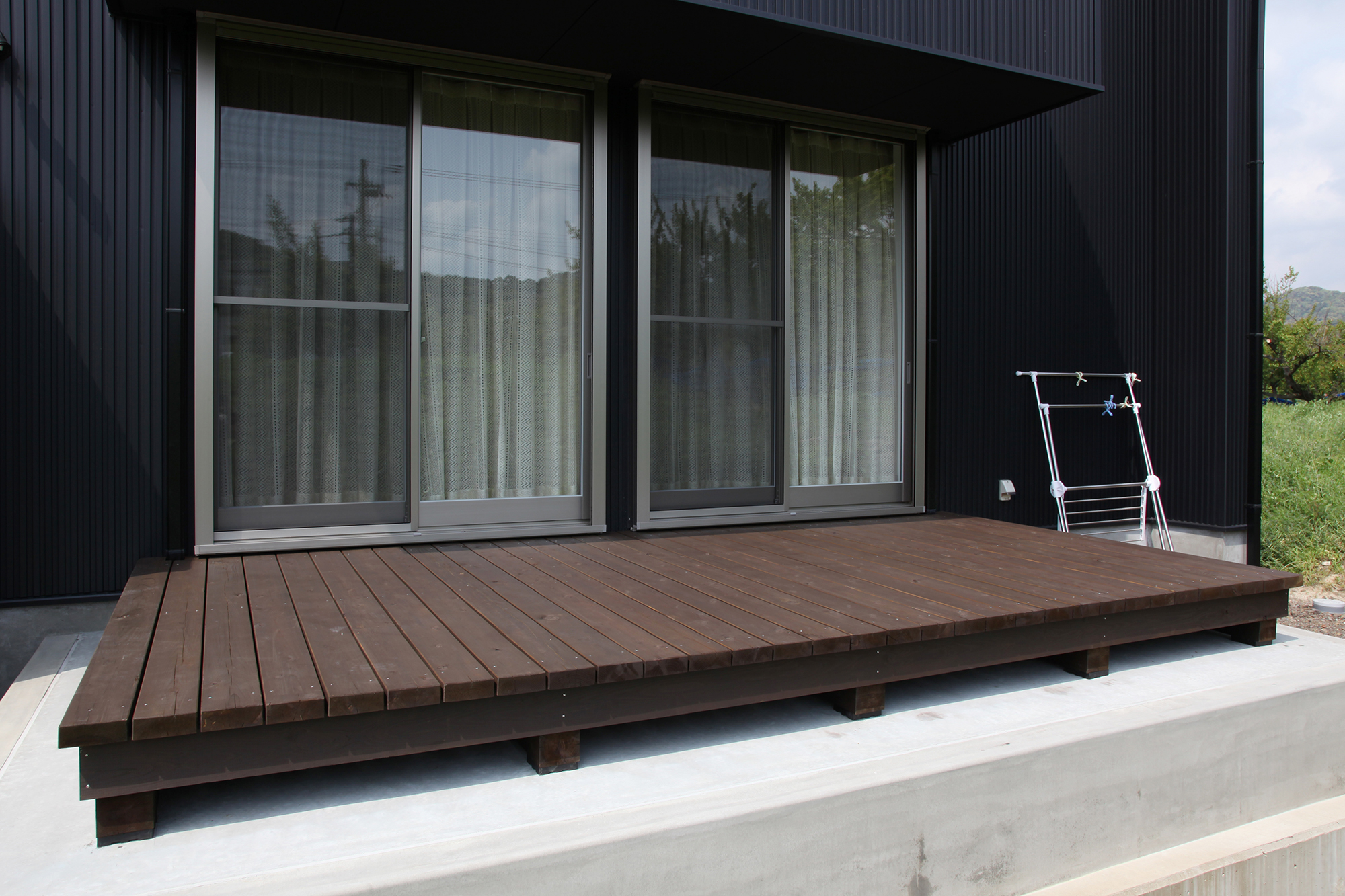 ネイビーカラーのガルバリウム鋼板の平屋