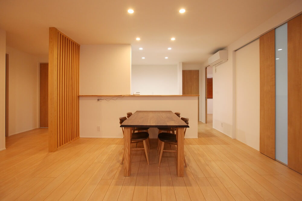 ネイビーカラーのガルバリウム鋼板の平屋