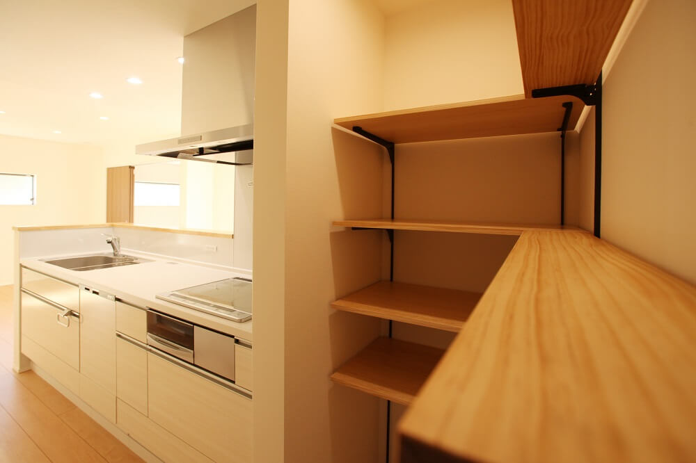 ネイビーカラーのガルバリウム鋼板の平屋