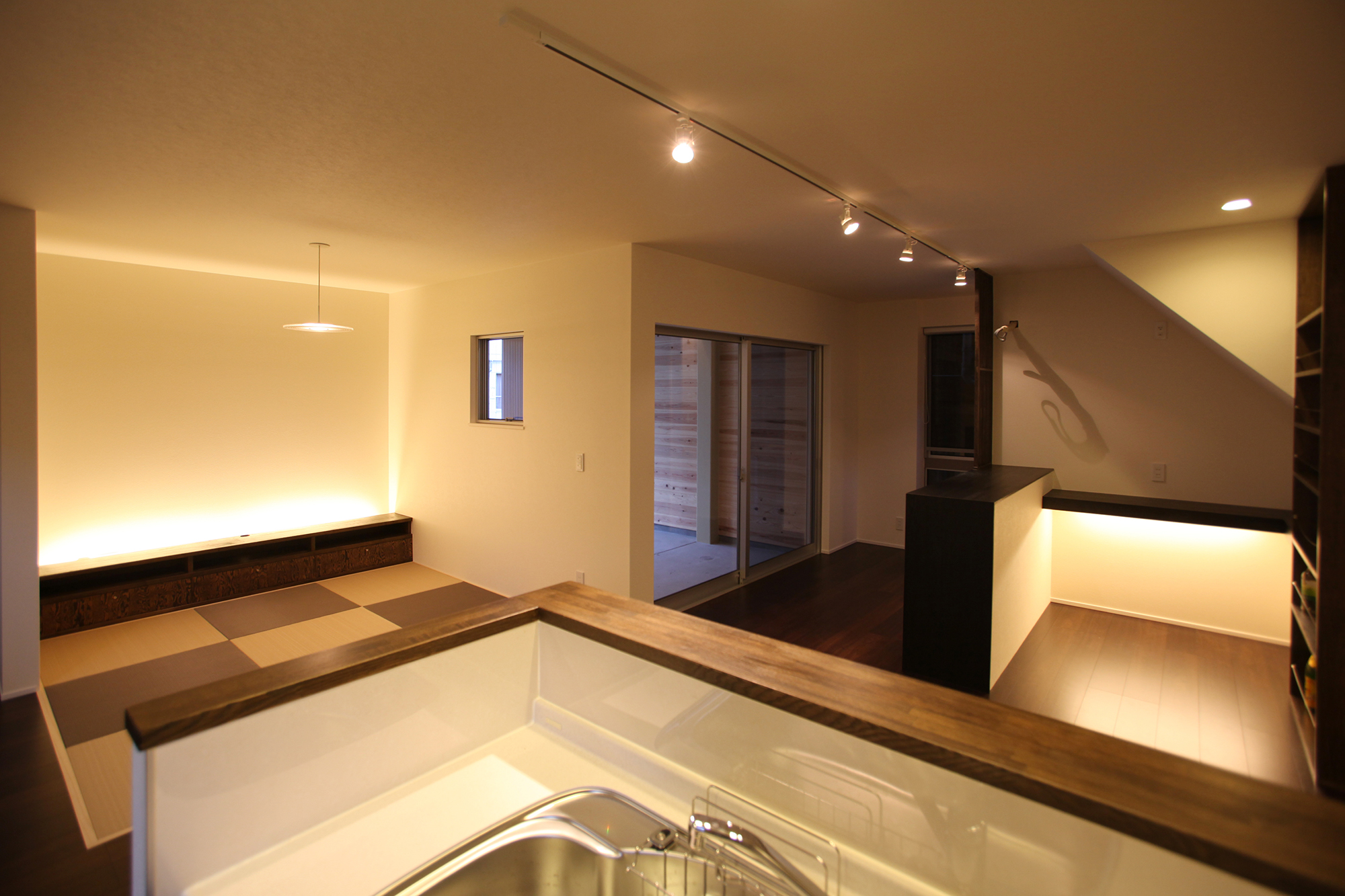 ネイビーカラーのガルバリウム鋼板の平屋