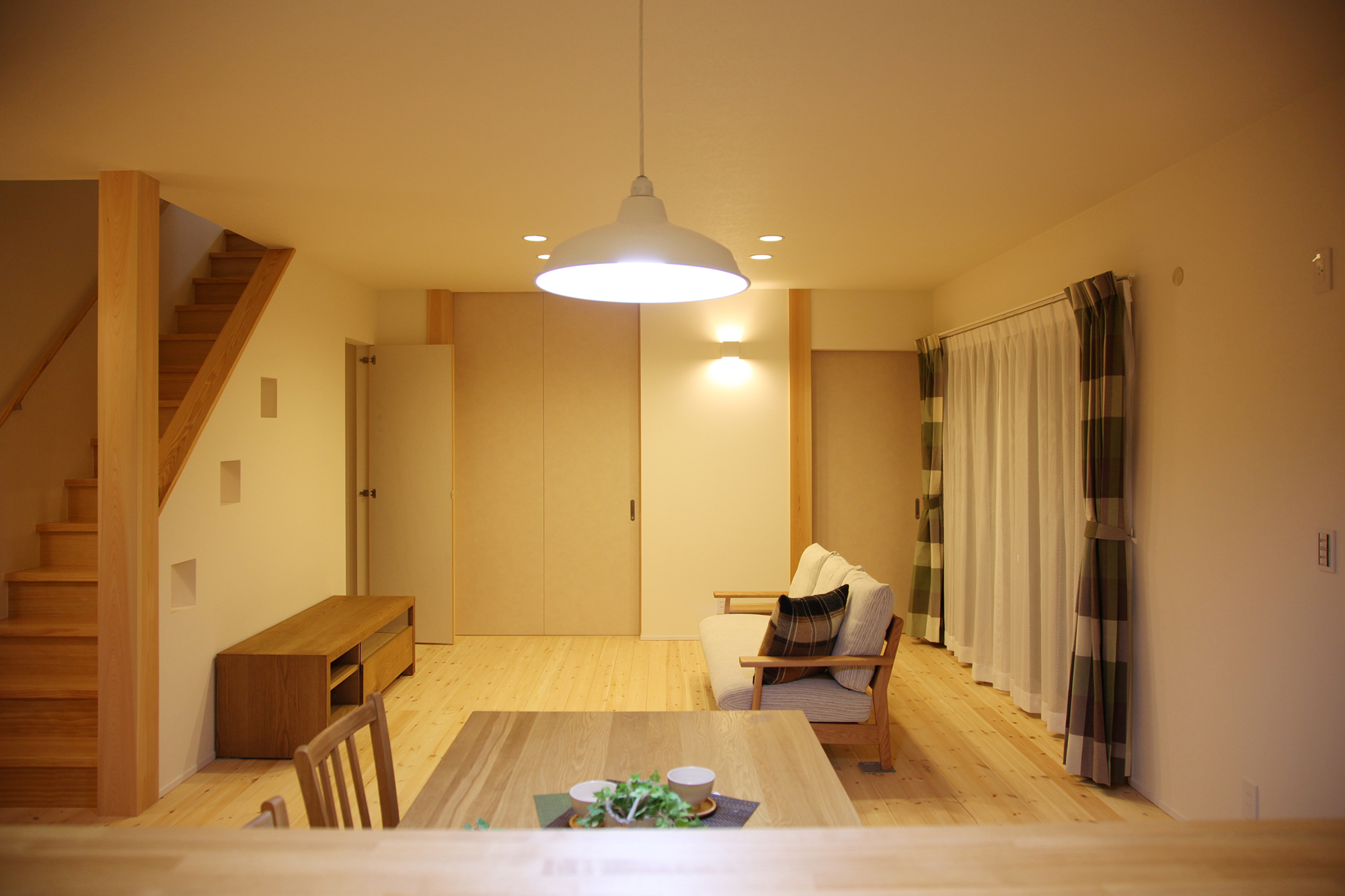 ネイビーカラーのガルバリウム鋼板の平屋