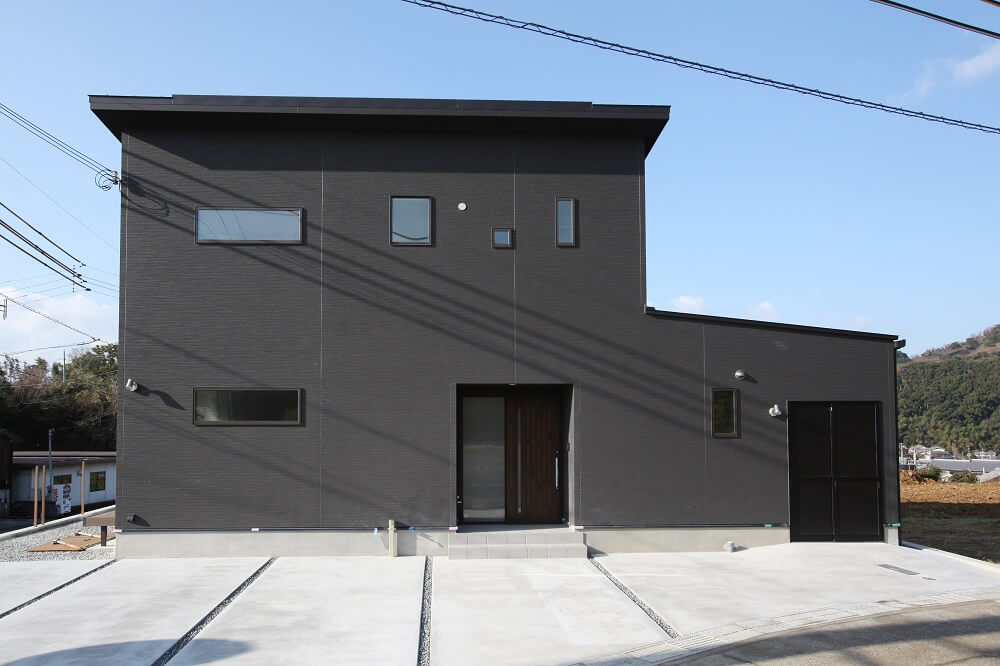 ネイビーカラーのガルバリウム鋼板の平屋