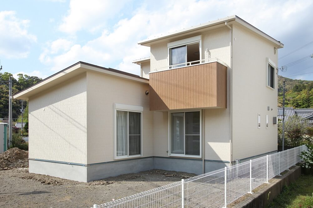 ネイビーカラーのガルバリウム鋼板の平屋