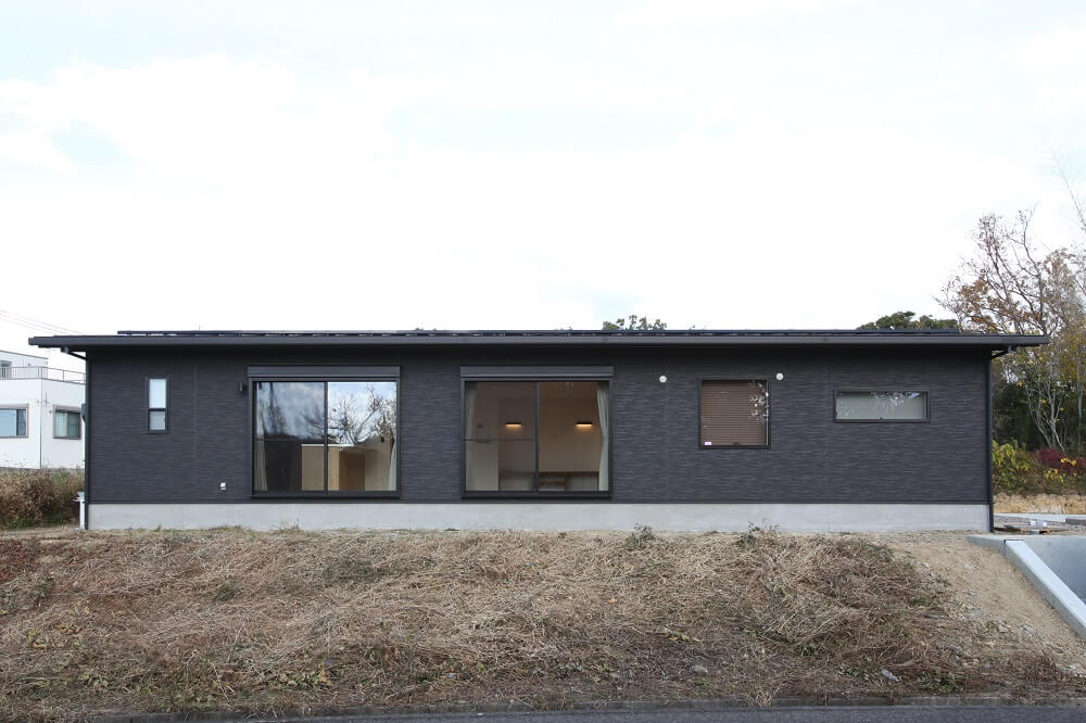 ネイビーカラーのガルバリウム鋼板の平屋
