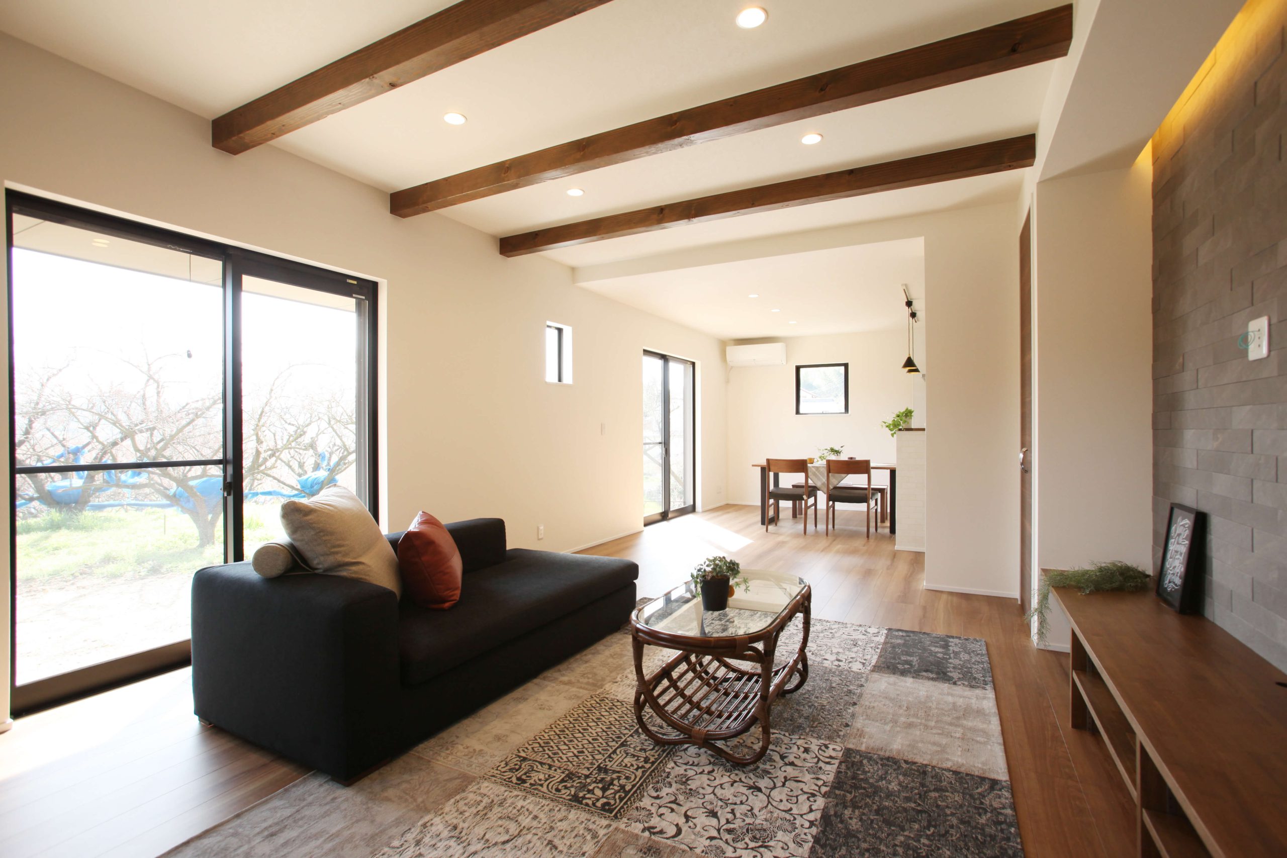 ネイビーカラーのガルバリウム鋼板の平屋