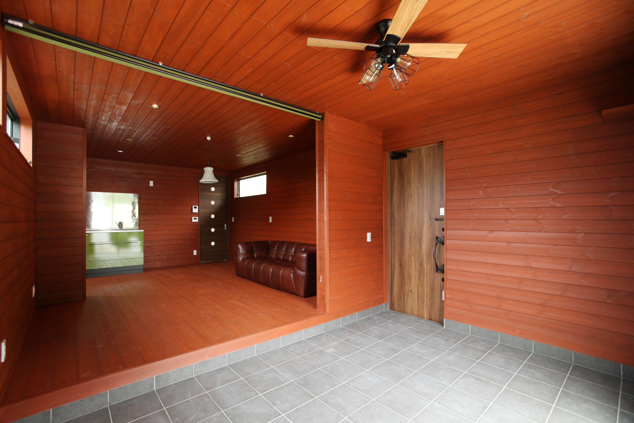 ネイビーカラーのガルバリウム鋼板の平屋