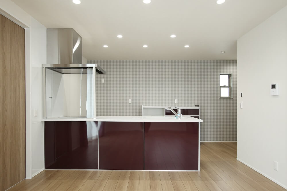 ネイビーカラーのガルバリウム鋼板の平屋