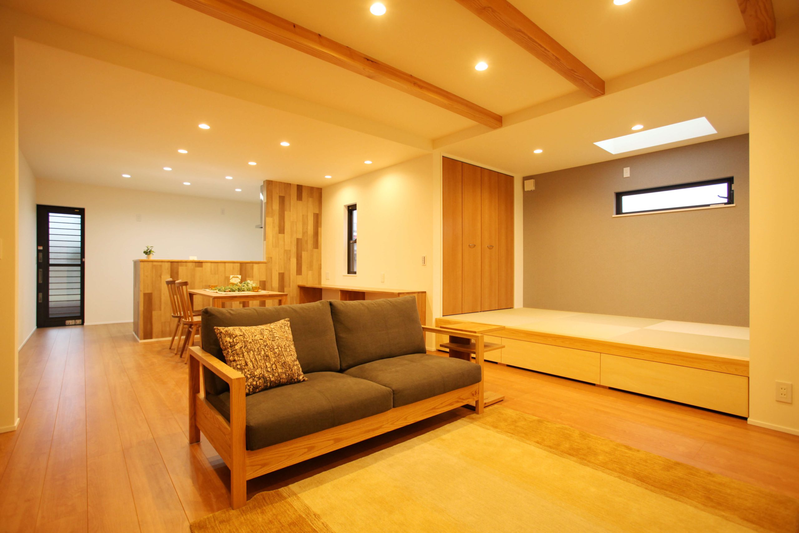 ネイビーカラーのガルバリウム鋼板の平屋