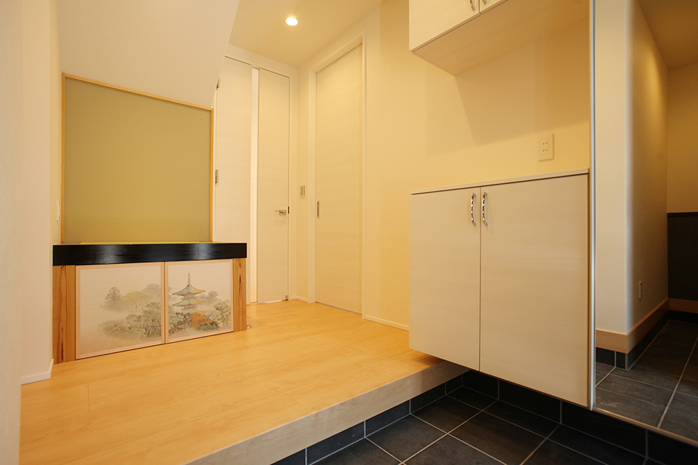 ネイビーカラーのガルバリウム鋼板の平屋