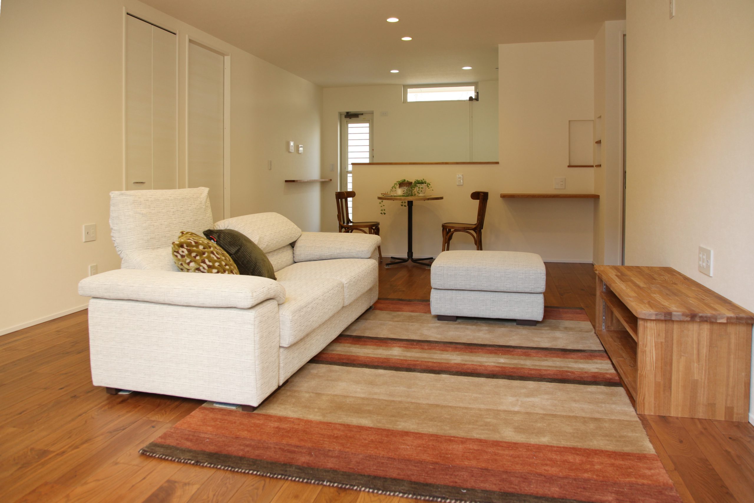 ネイビーカラーのガルバリウム鋼板の平屋