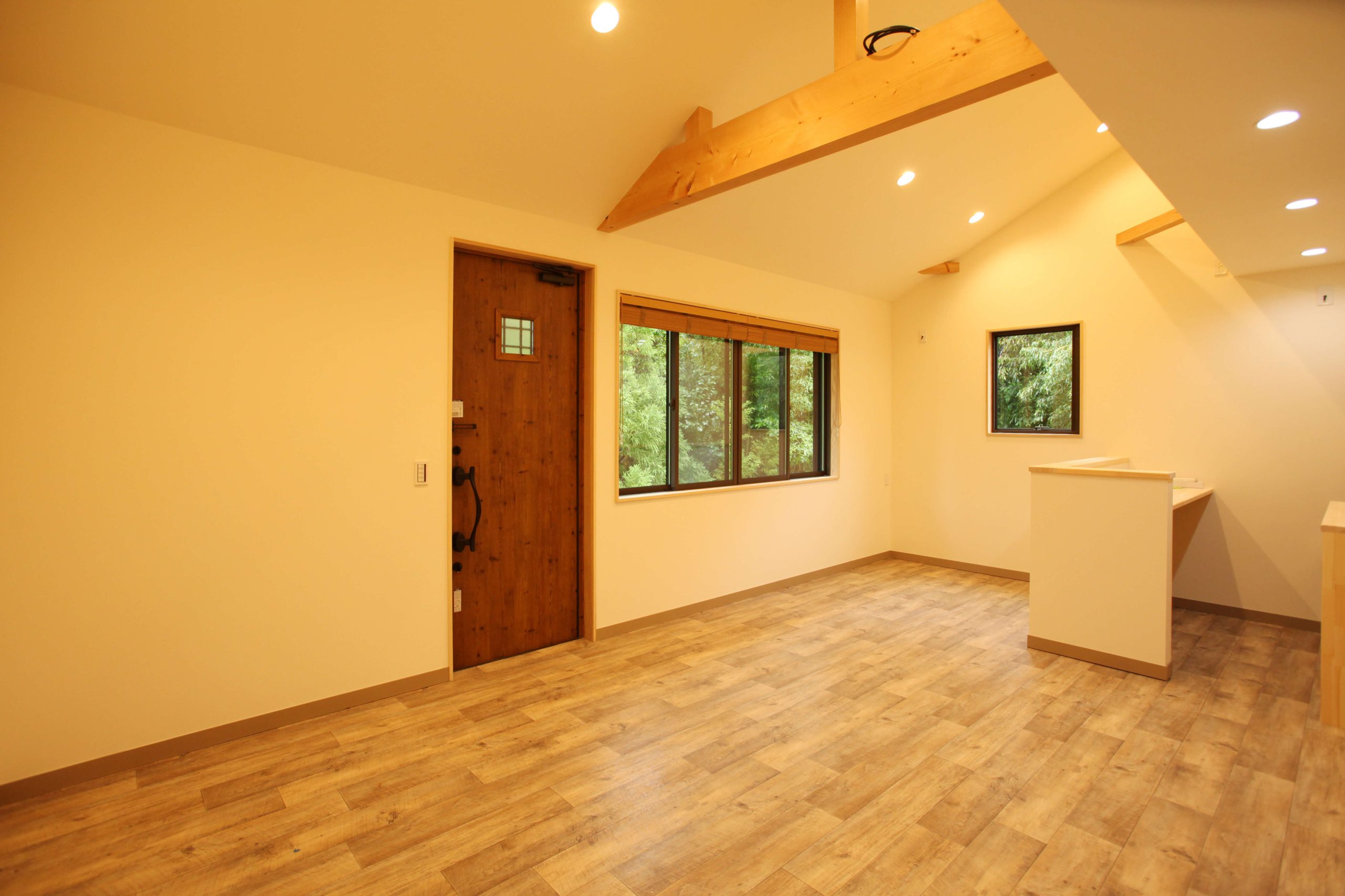 ネイビーカラーのガルバリウム鋼板の平屋