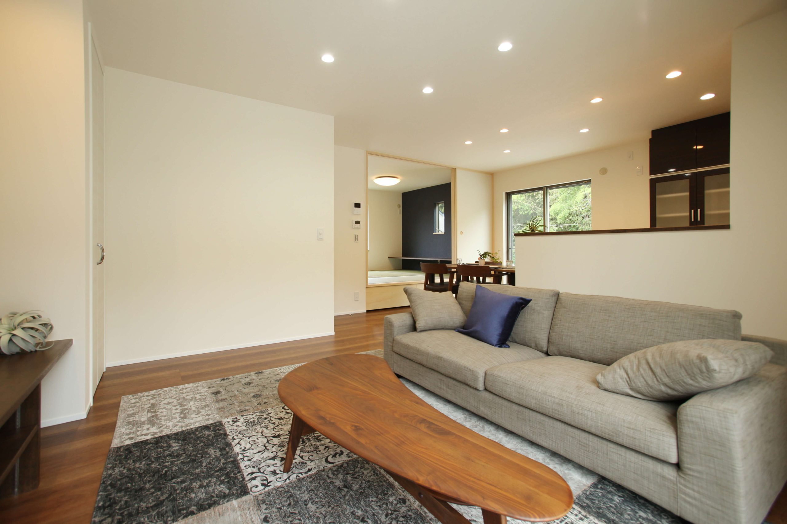 ネイビーカラーのガルバリウム鋼板の平屋