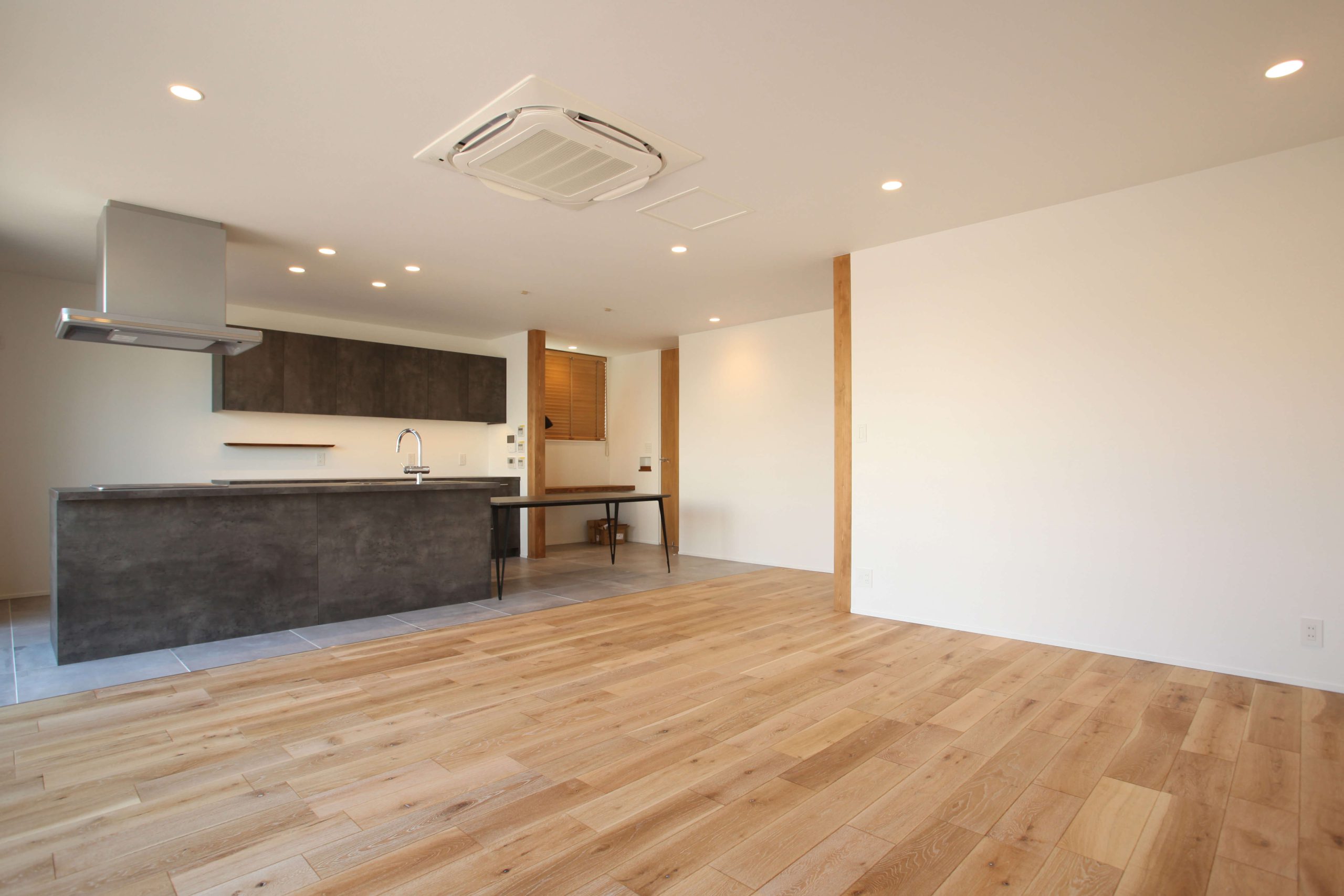 ネイビーカラーのガルバリウム鋼板の平屋