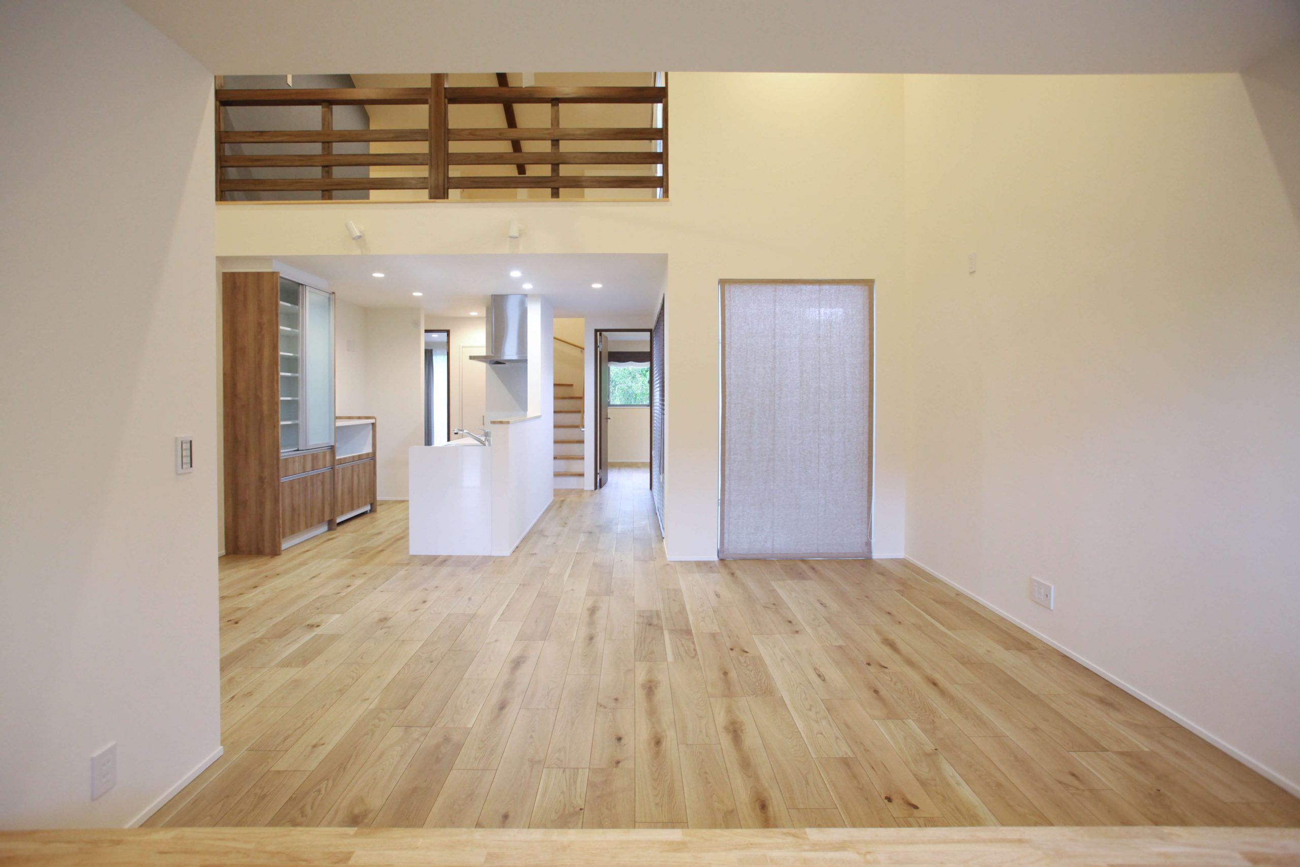 ネイビーカラーのガルバリウム鋼板の平屋