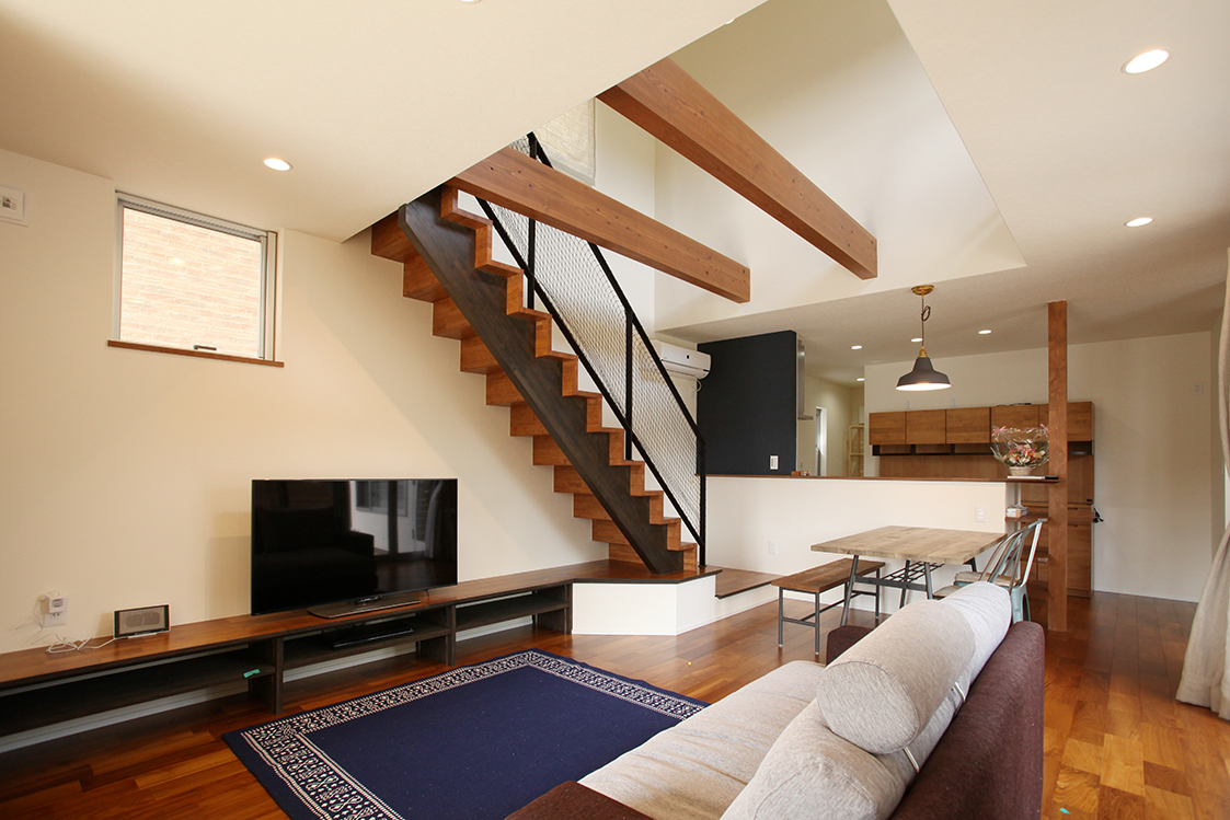 ネイビーカラーのガルバリウム鋼板の平屋