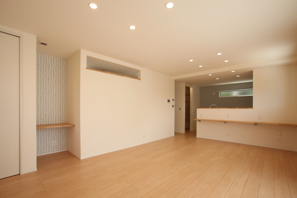 ネイビーカラーのガルバリウム鋼板の平屋