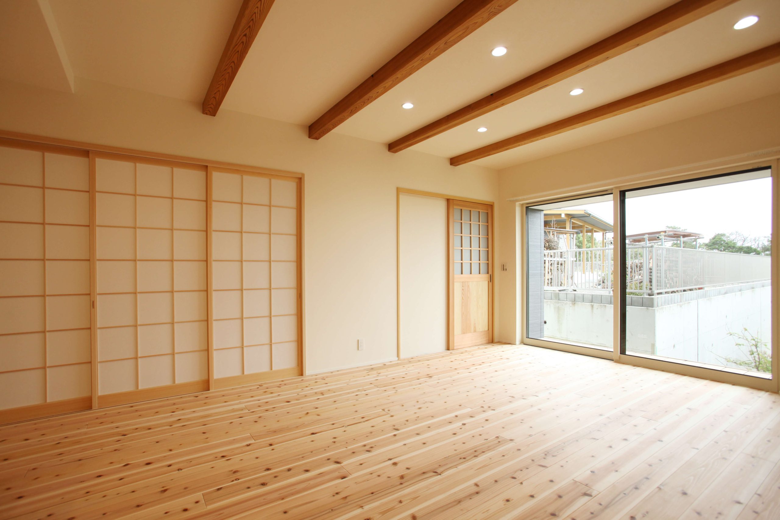 ネイビーカラーのガルバリウム鋼板の平屋