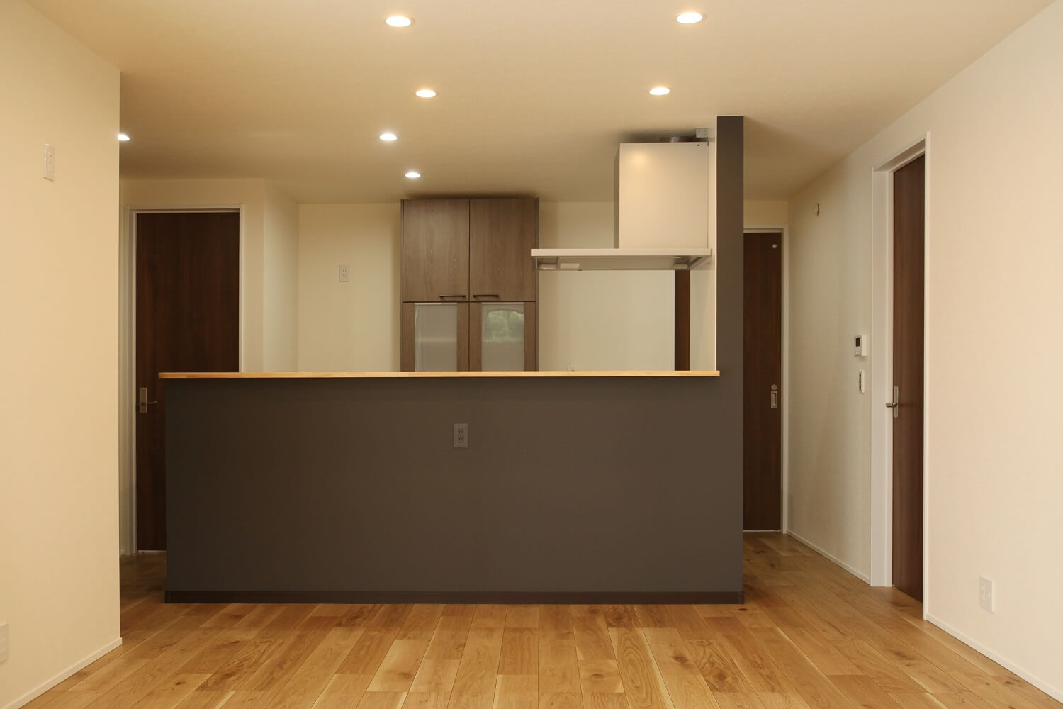 ネイビーカラーのガルバリウム鋼板の平屋