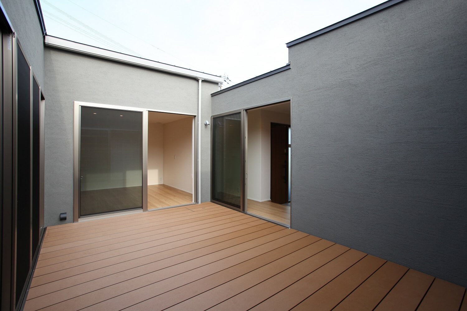 ネイビーカラーのガルバリウム鋼板の平屋