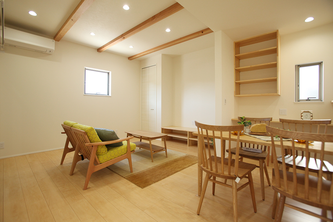 ネイビーカラーのガルバリウム鋼板の平屋