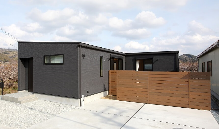 ネイビーカラーのガルバリウム鋼板の平屋