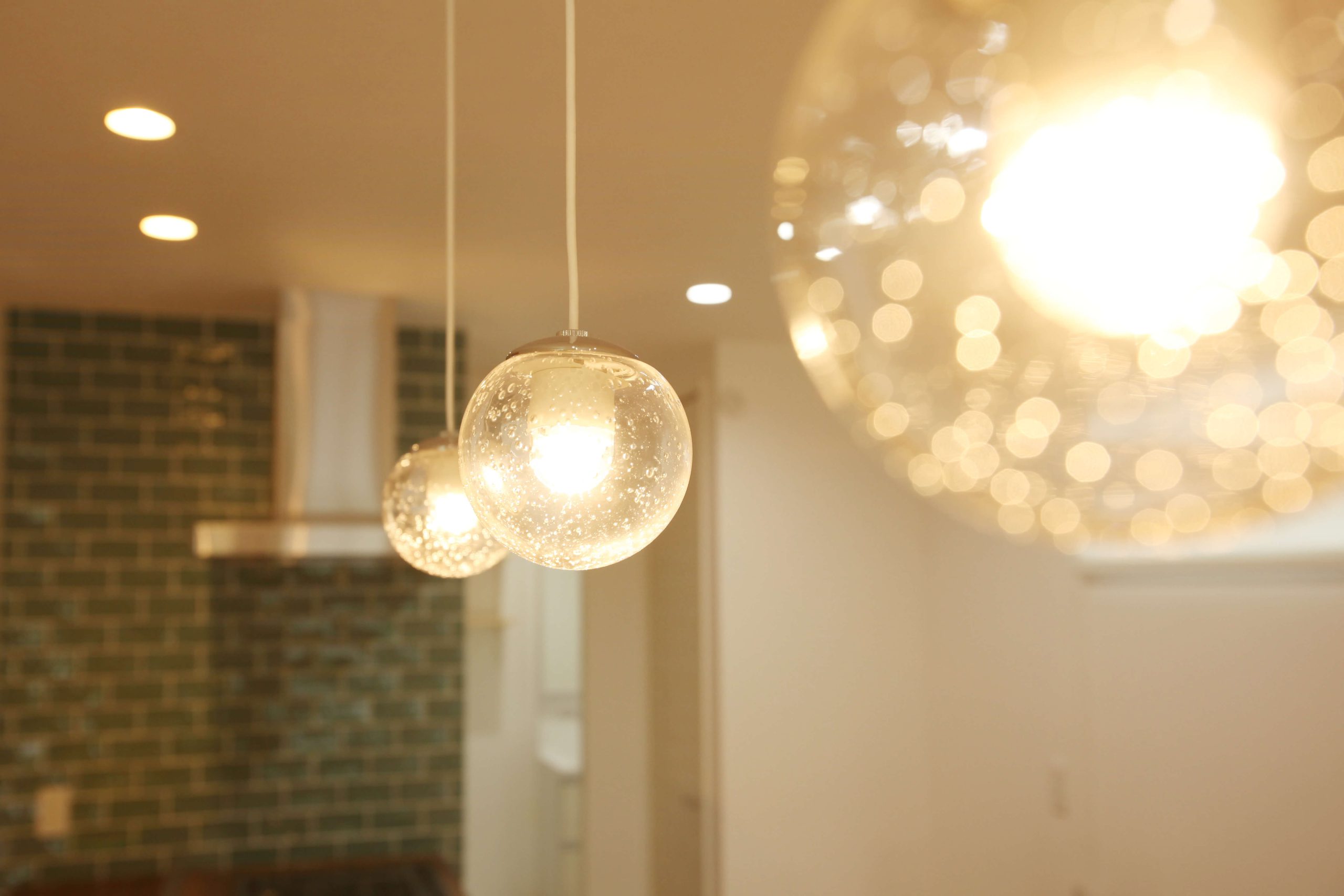 ネイビーカラーのガルバリウム鋼板の平屋