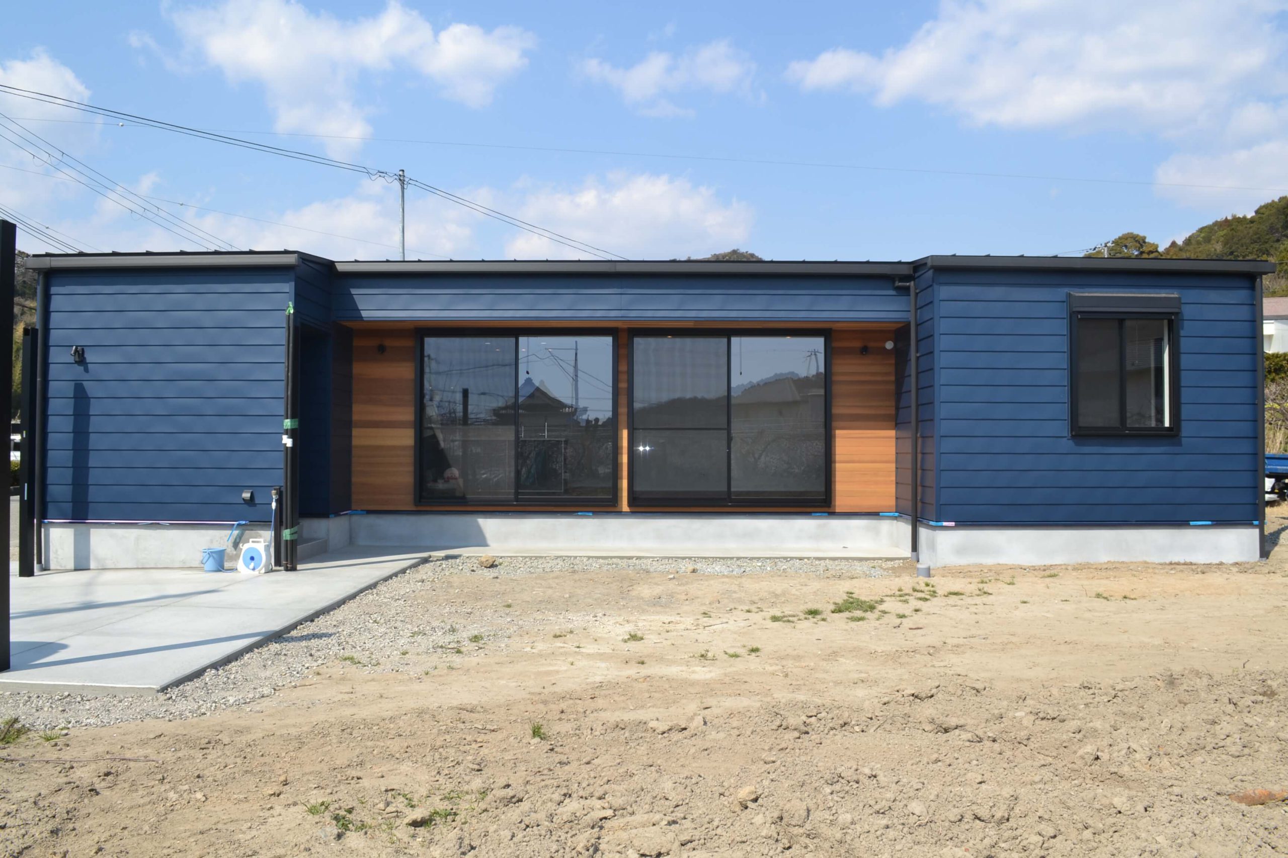 ネイビーカラーのガルバリウム鋼板の平屋