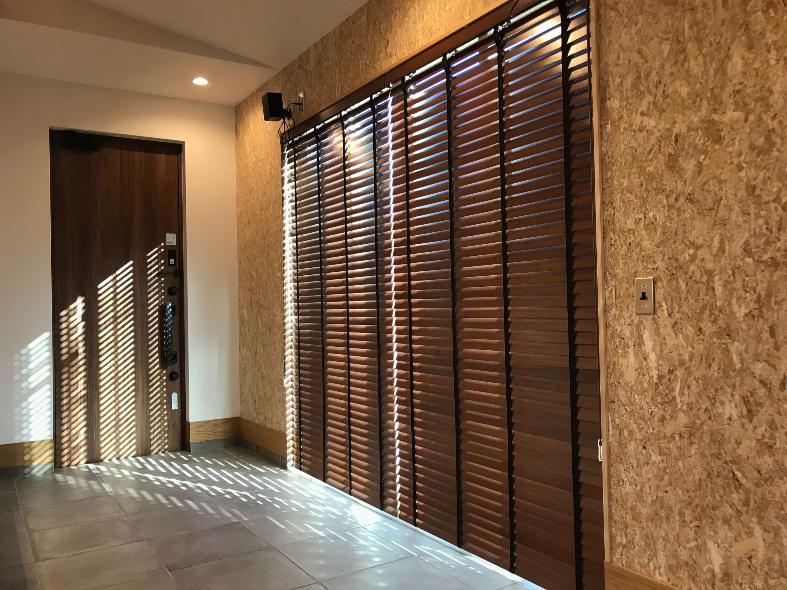 ネイビーカラーのガルバリウム鋼板の平屋