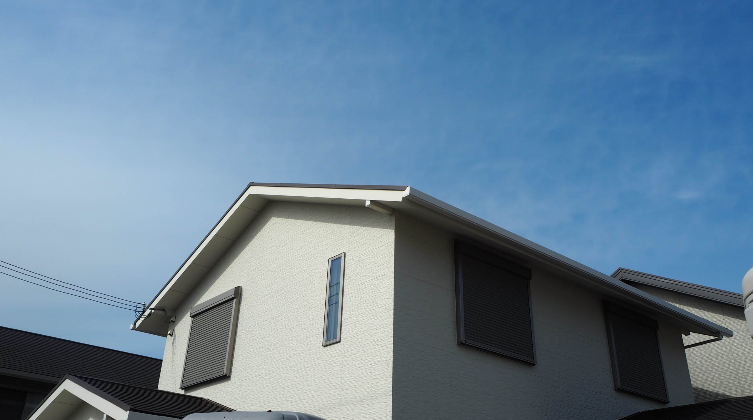 ネイビーカラーのガルバリウム鋼板の平屋