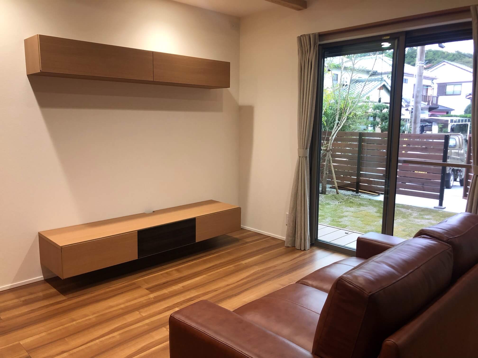 ネイビーカラーのガルバリウム鋼板の平屋