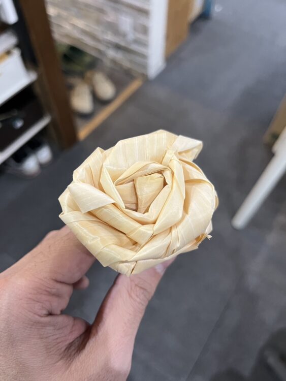 かんなくずでつくる薔薇