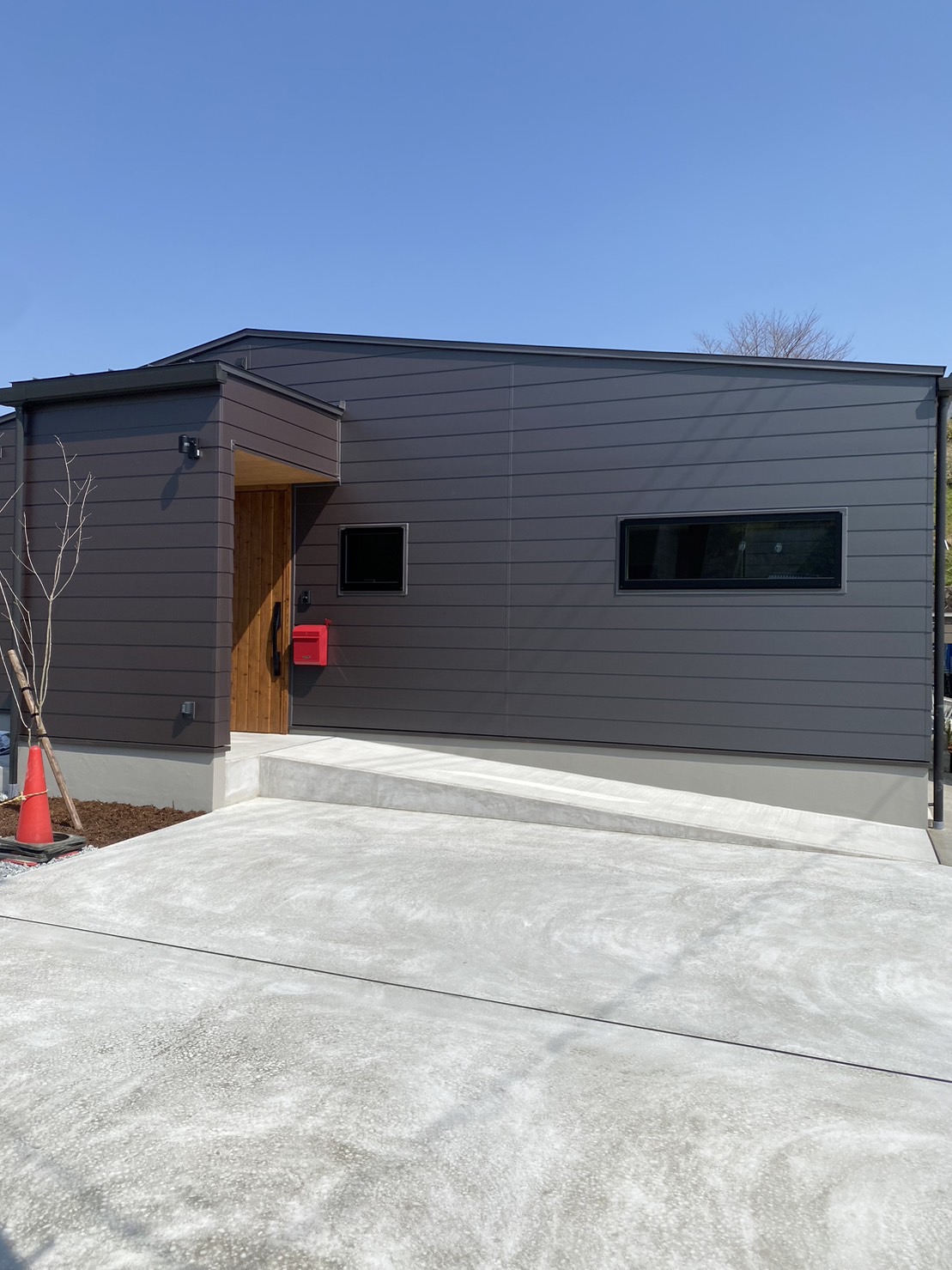 ネイビーカラーのガルバリウム鋼板の平屋