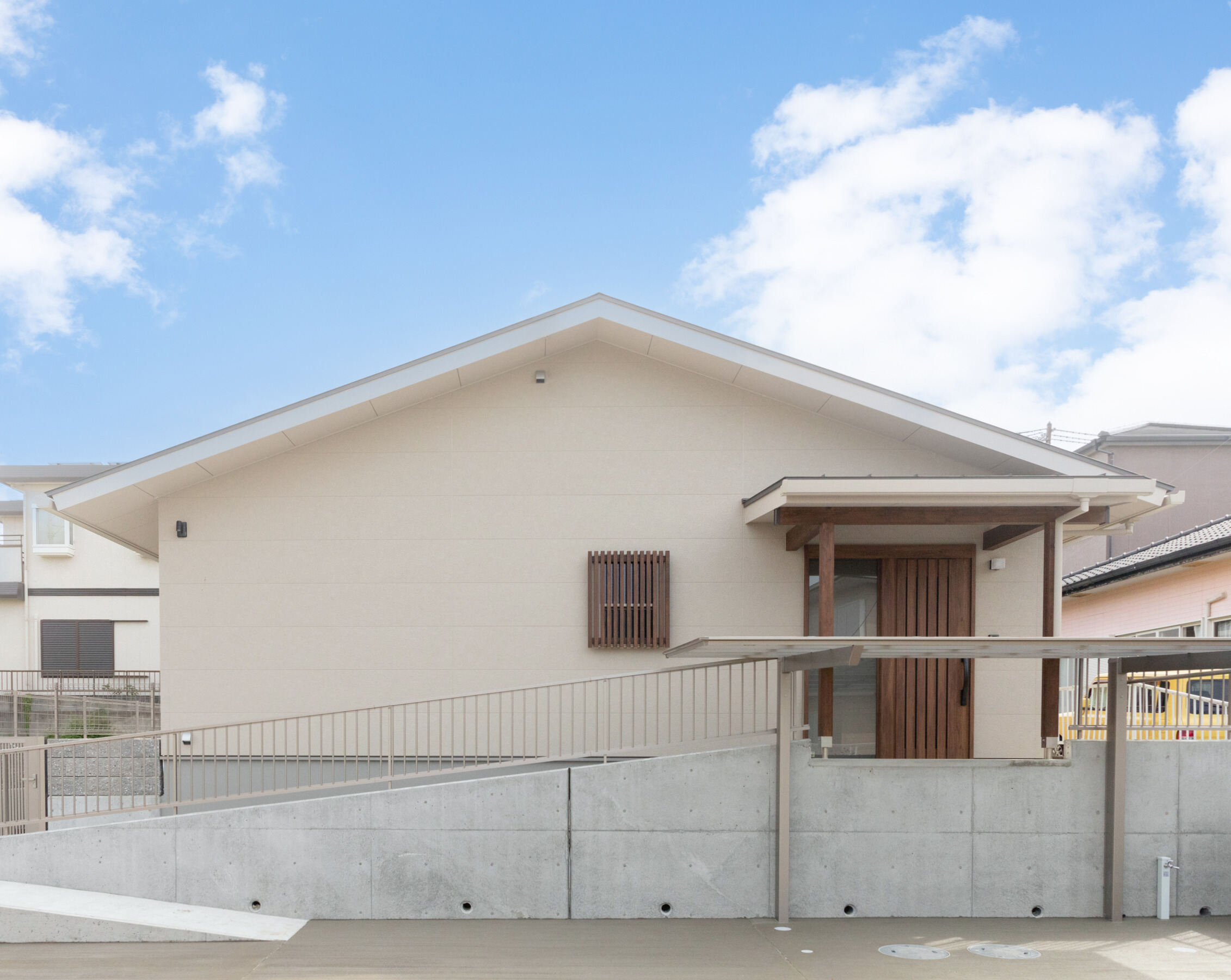 ネイビーカラーのガルバリウム鋼板の平屋