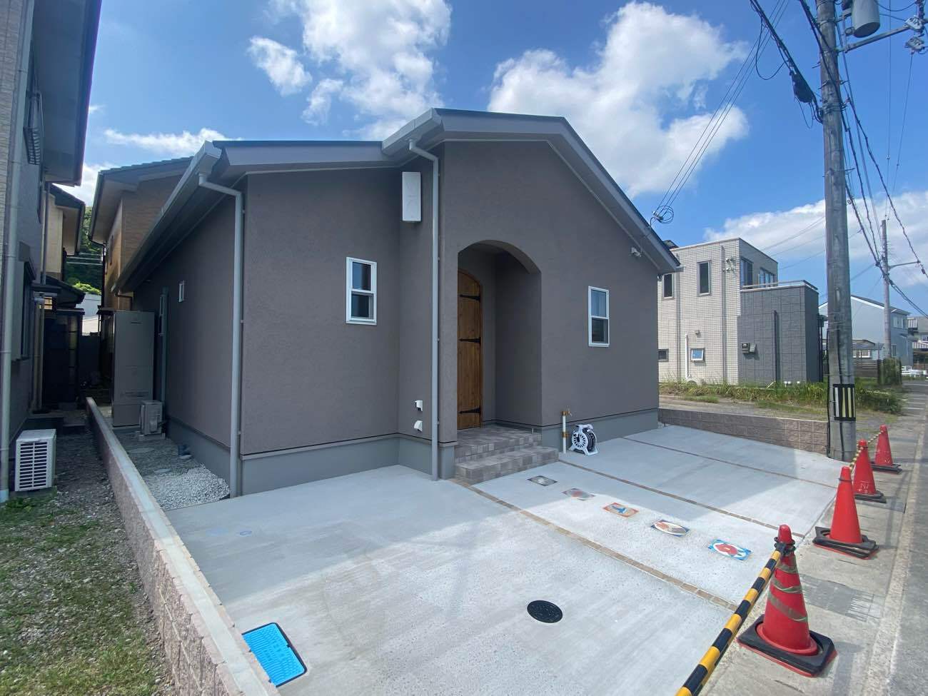 ネイビーカラーのガルバリウム鋼板の平屋