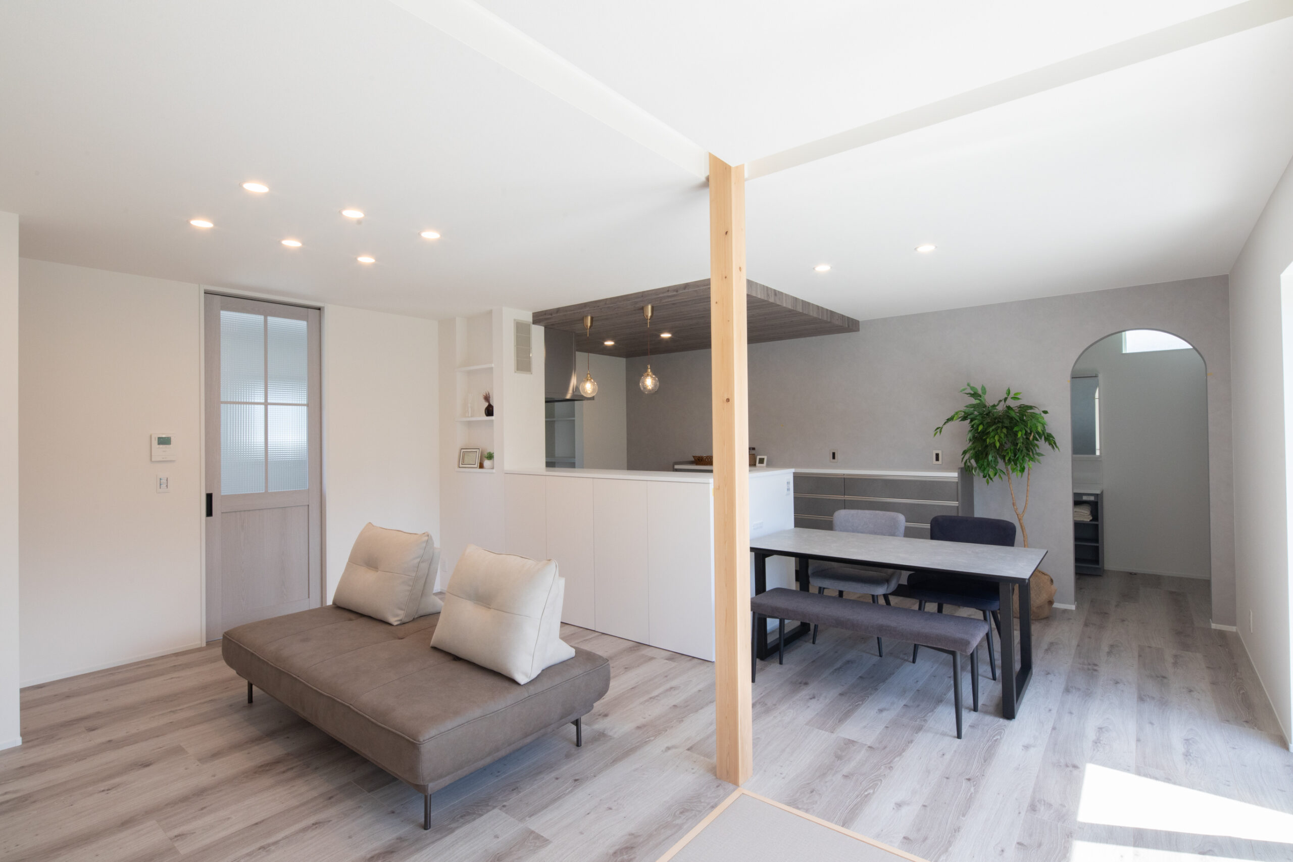 ネイビーカラーのガルバリウム鋼板の平屋