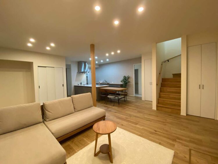 淡色と木目が織りなす、心ほどける住まい