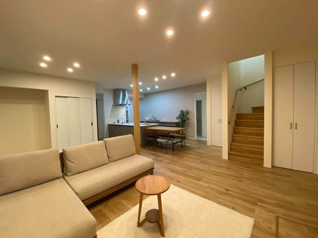 ネイビーカラーのガルバリウム鋼板の平屋